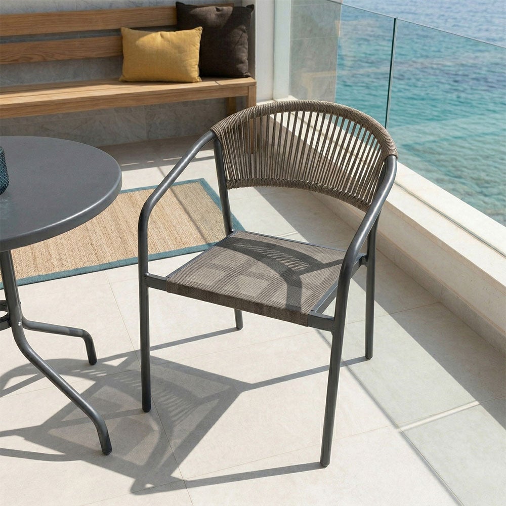 Conjunto com mesa redonda em metal e duas cadeiras empilháveis em metal, textilene e corda cinza - 3