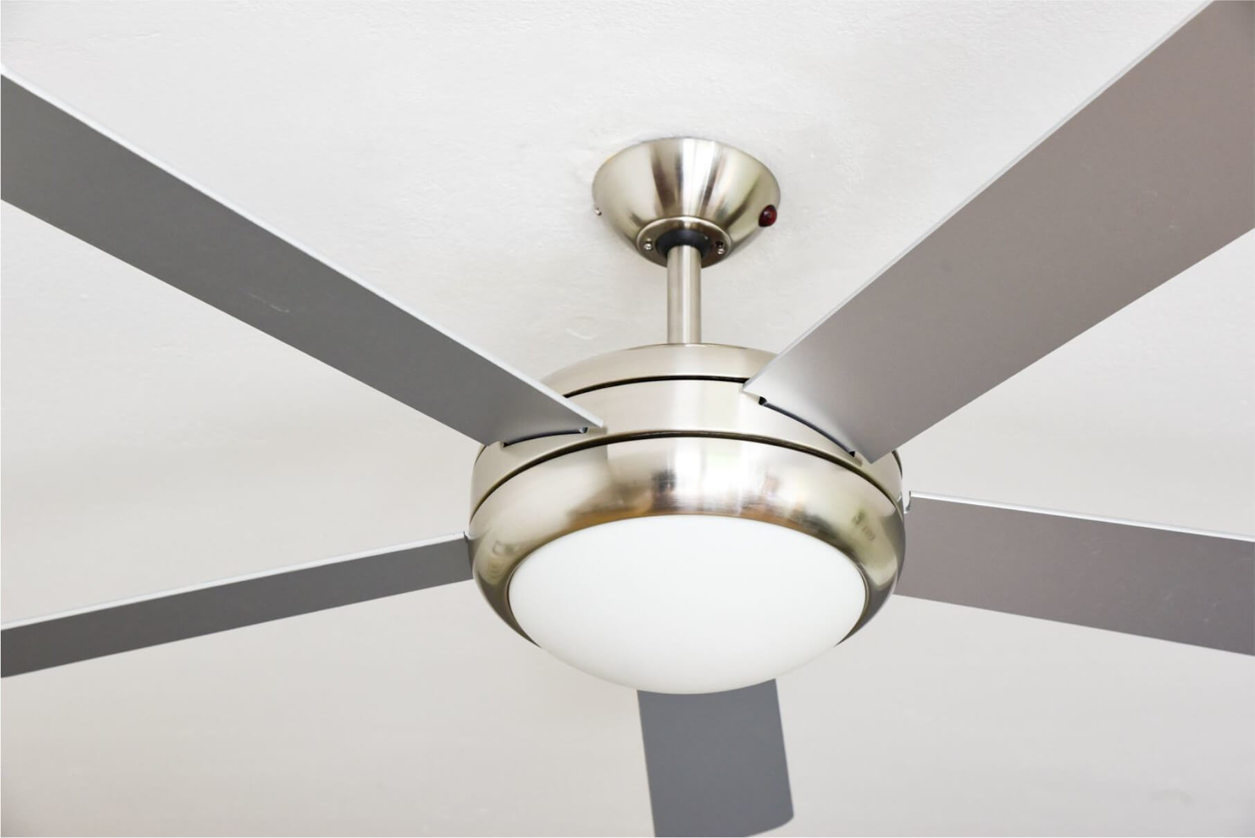 Ventilateur de plafond Ursa Nickel brossé pales Argent & Noyer avec éclairage et télécommande - 3