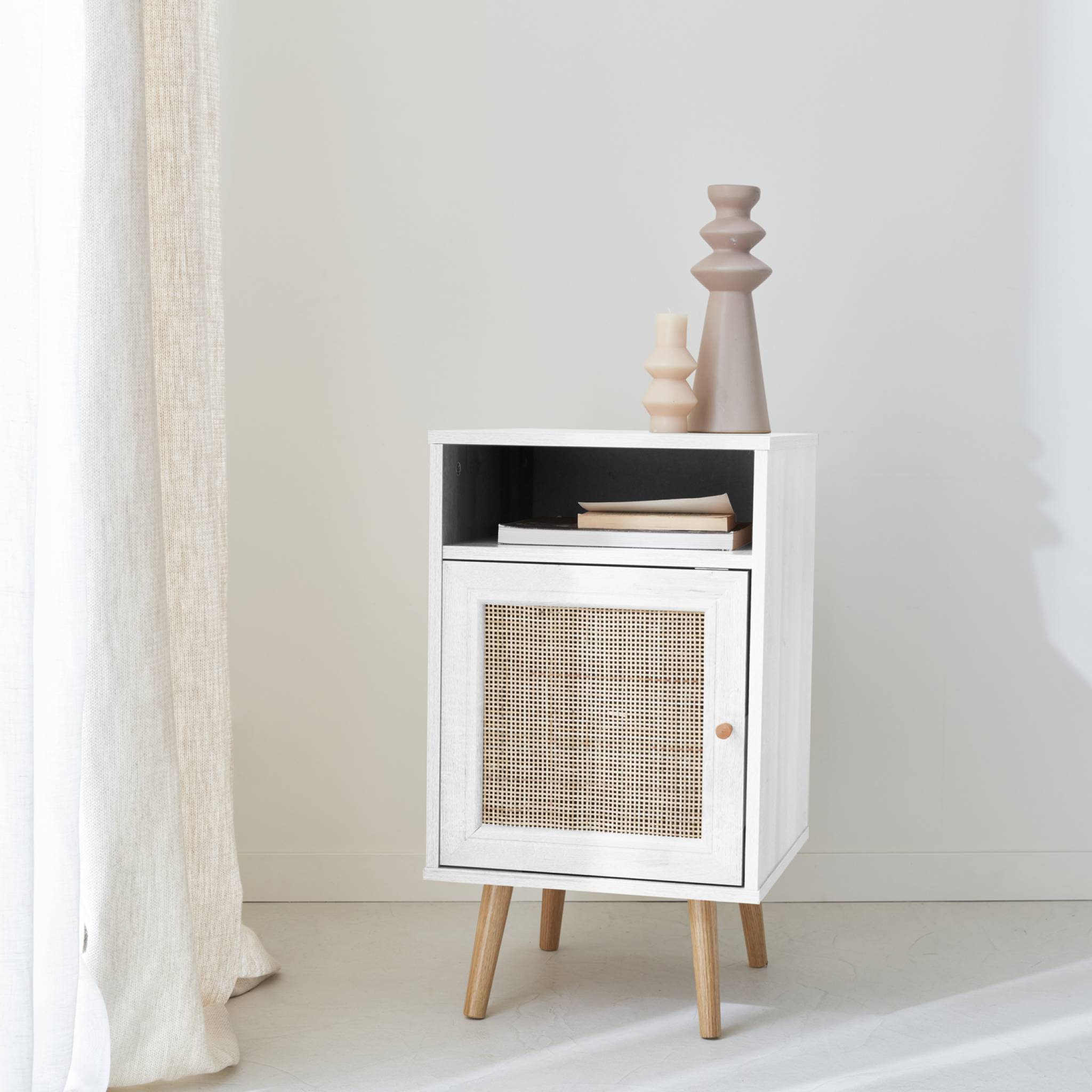 Table de chevet décor bois blanc en cannage - Bohème - 40x39x70cm. blanc - 2 niveaux - 1 porte - 1 espace de rangement - pieds scandinaves - 2