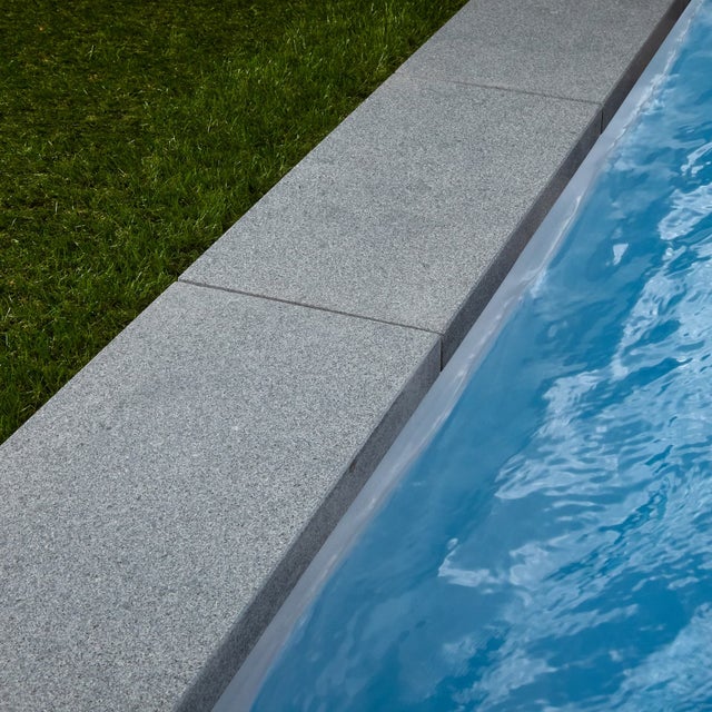 Margelle de piscine Pierre Naturelle Granit Gris Clair 60x30x3-5cm avec Retombée talon en L (à l'unité) - RO'MA Nature