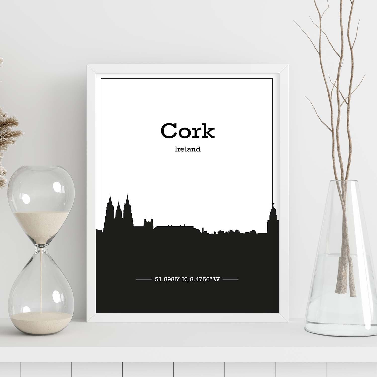Poster con mapa de cork irlanda. láminas con skyline de ciudades de inglaterra e irlanda con sombra negra. sin marco - a4