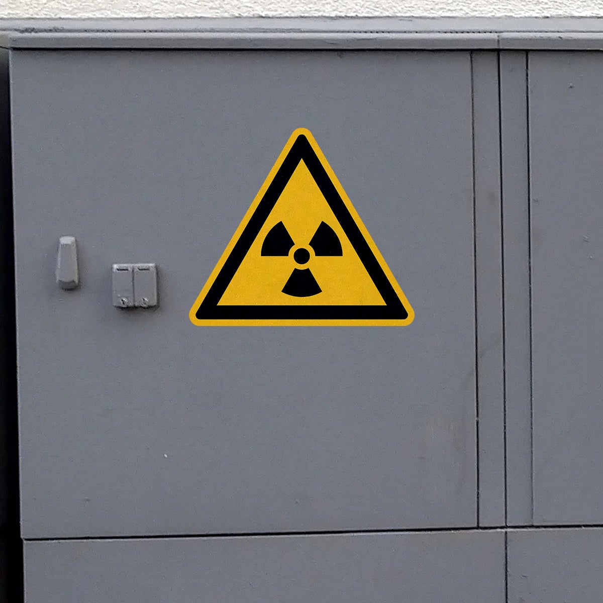 Autocollant Danger Warning Avertissement NF ISO7010 - Sticker Adhésif Signalétique Triangulaire Laminé - Matières Radioactives - 60x60 cm - 7