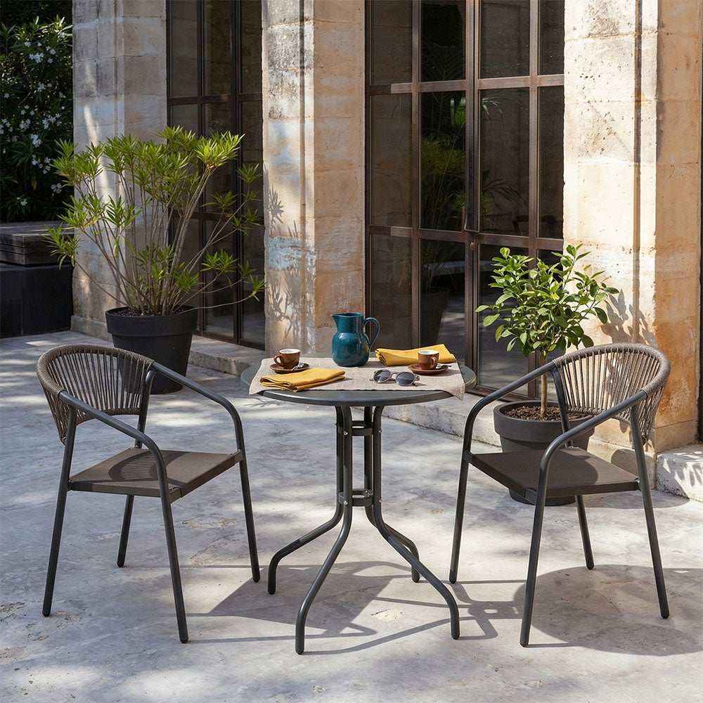 Conjunto com mesa redonda em metal e duas cadeiras empilháveis em metal, textilene e corda cinza - 5