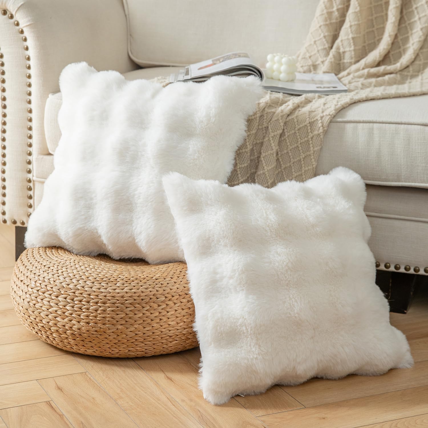 Lot de 2 housses de coussin décoratives en polaire douce et épaisse blanche 45 × 45 cm en fausse fourrure pour canapé et chambre - 4