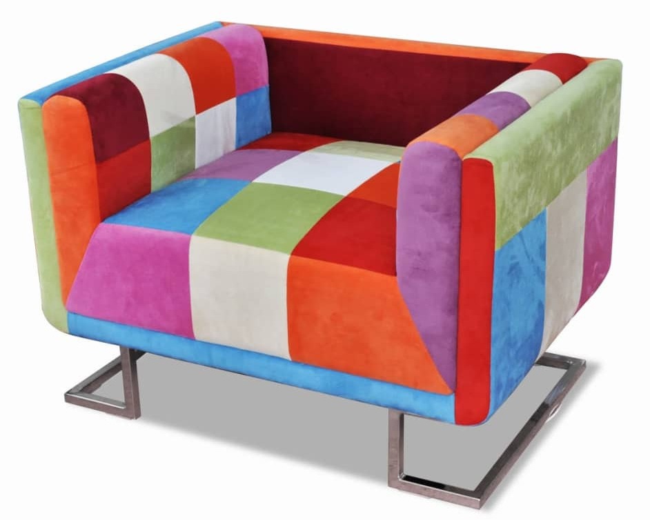 Sillón con diseño de cubo de retales de tejido con patas cromadas