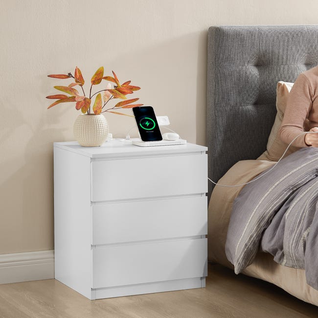 Comodino Con Luci LED RGB E Stazione Di Ricarica – 4 Cassetti, 2 Prese AC E 2 Porte USB – Bianco 45x40x67cm