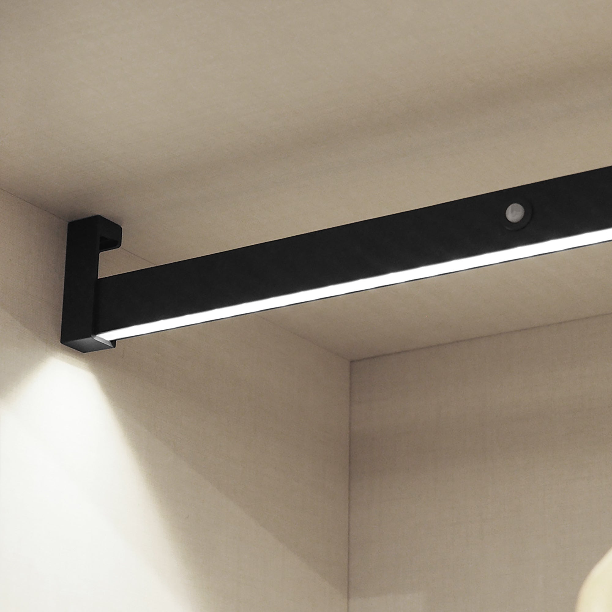 Emuca Drążek LED do szafy Castor, wysuwana bateria i czujnik ruchu, L858 mm, Plastik i aluminium, Teksturowana czerń - 2