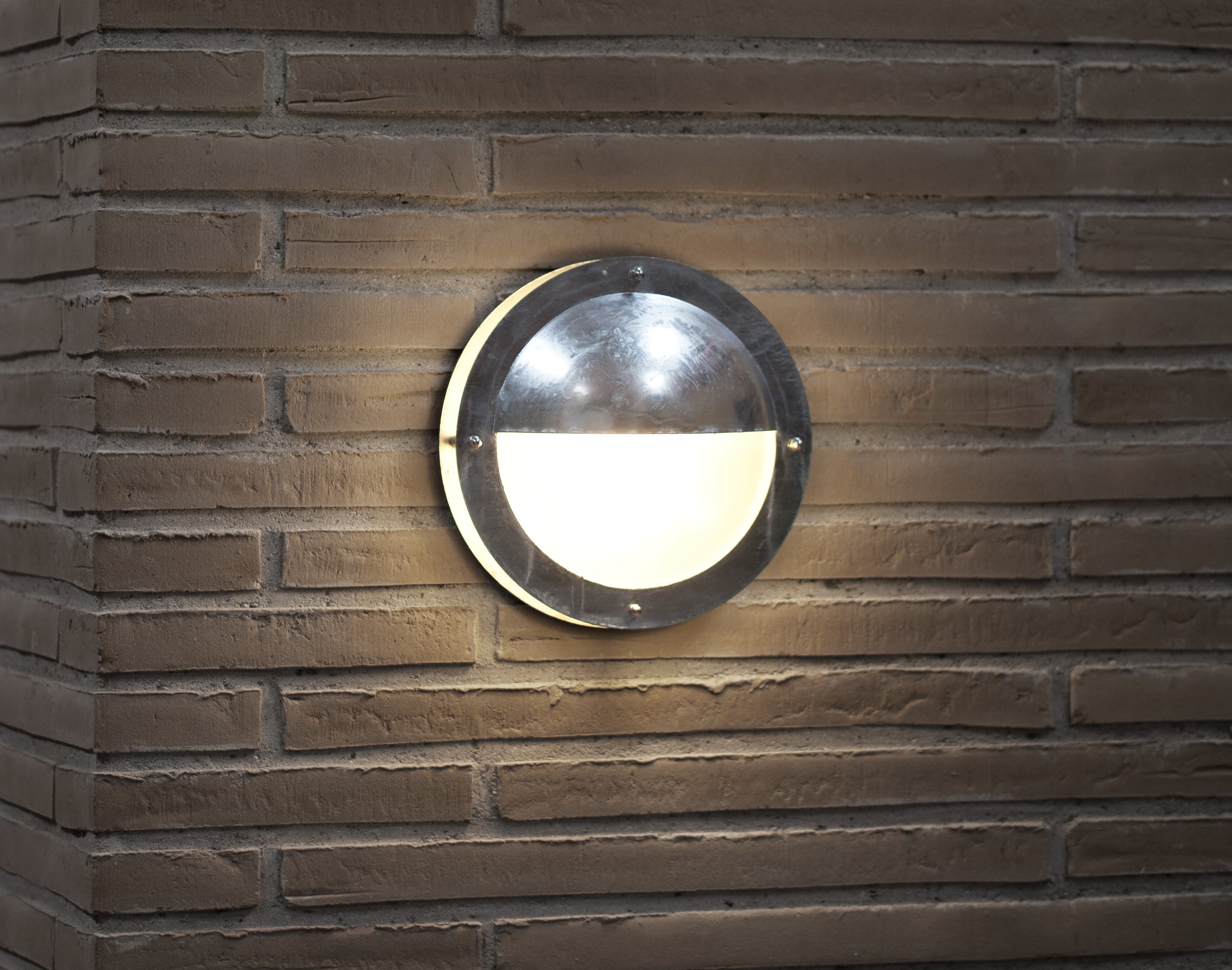 Antykorozyjna zewnętrzna lampa ścienna Malte II o okrągłej strukturze ø24 cm ze stali ocynkowanej 1xE27