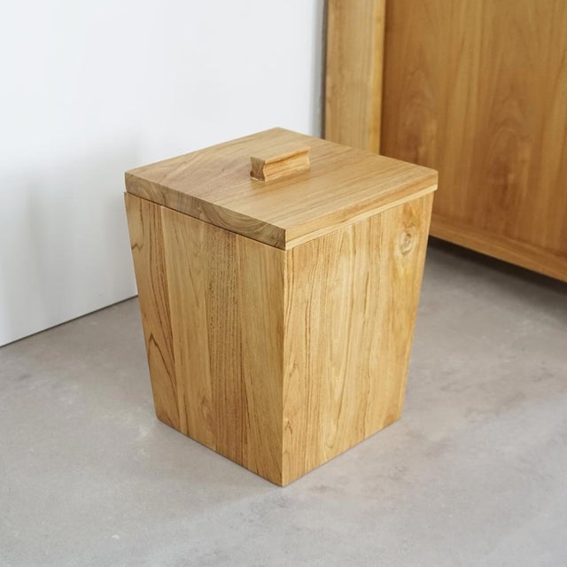 Poubelle en teck - H. 27 cm x L. 21 cm x P. 21 cm