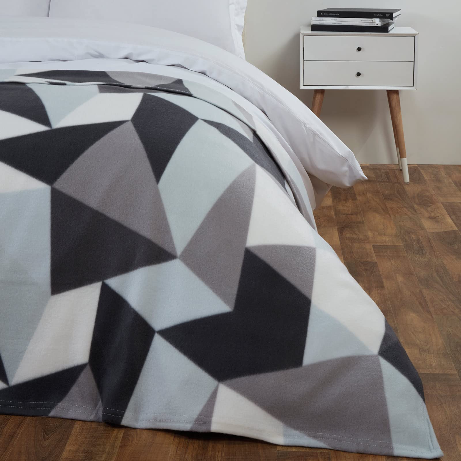 Sedia in polipropilene con schienale disegno geometrico colore grigio