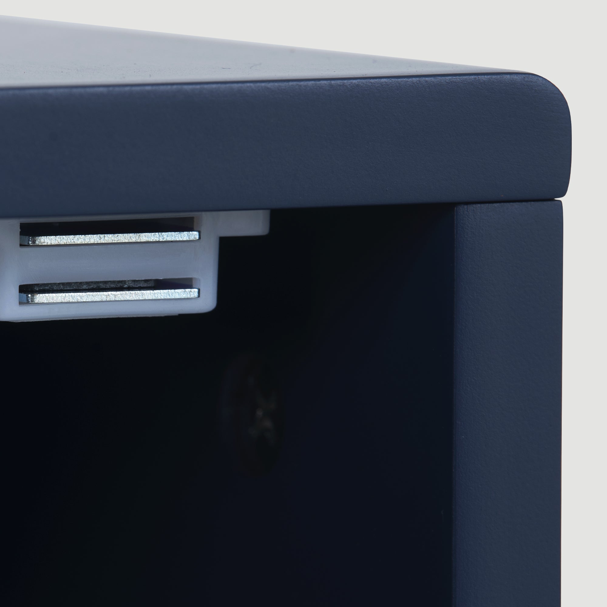 Table de chevet - motif écailles de poisson - pieds plaqués doré - bleu foncé - 9