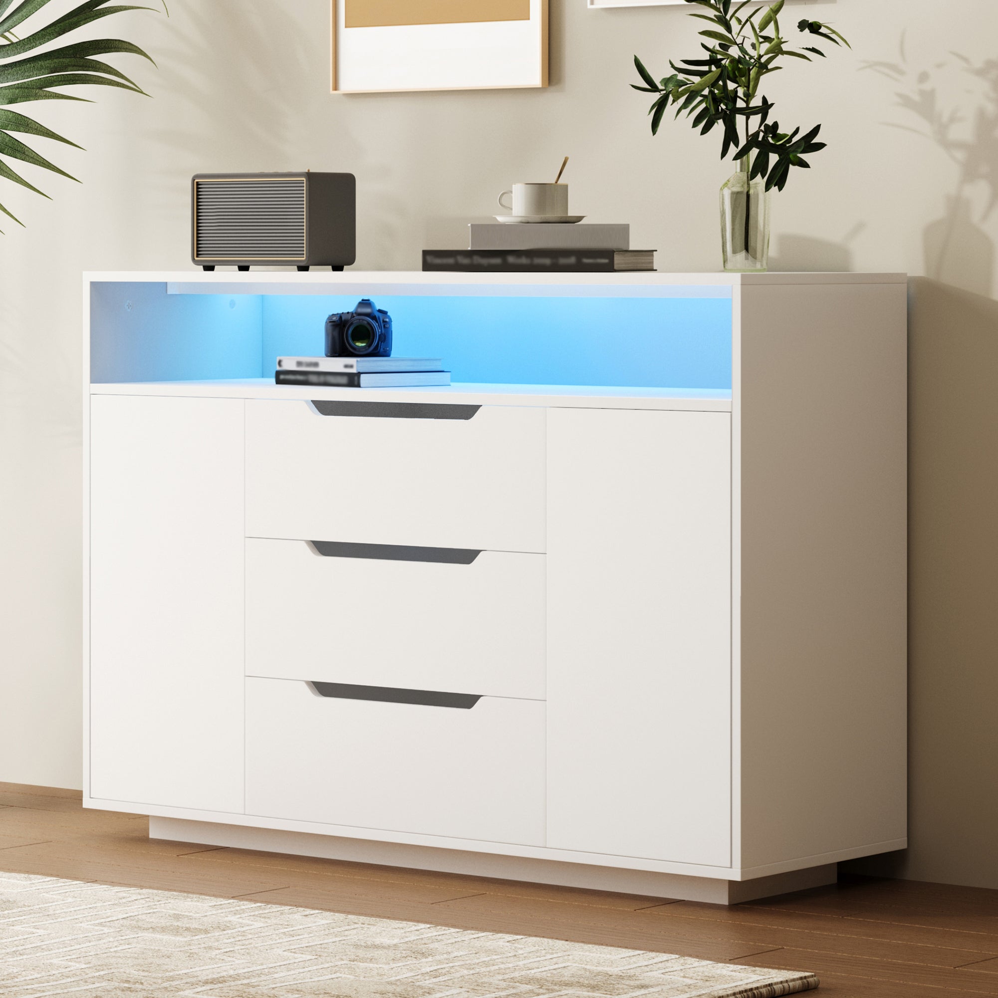 Mueble multifuncional moderno de color blanco con estantes abiertos, tres cajones y puertas a ambos lados. ideal para el comedor o la oficina.