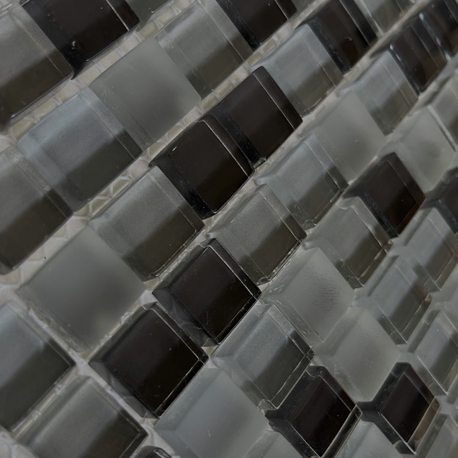 Multipack da 33 fogli di mosaico in vetro su rete grigio scuro e grigio chiaro per bagno e piscina. 3m2 - Spessore 8mm - 30x30 cm - 3