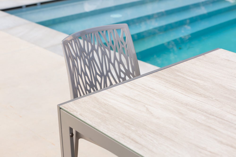 Mesa rectangular 150x90 cm fija con estructura de aluminio y tablero de vidrio decorado Milo para interior/exterior madera/tórtola - 4