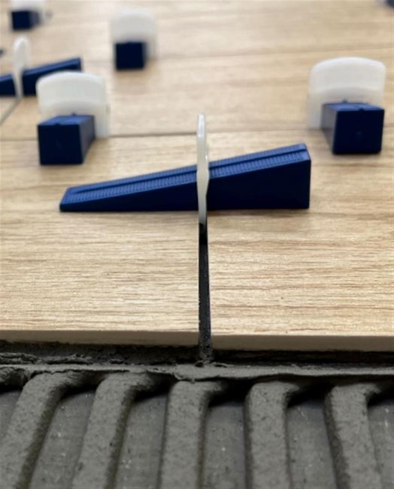 Sistema Livellante Mapei MapeLevel ProWDG Con Cunei E Distanziatori Riutilizzabili Per Piastrelle Da 3 A 20 Mm