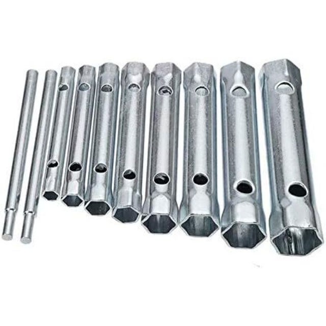 Zestaw 10 kluczy rurowych o różnych rozmiarach od 6 mm do 22 mm, wykonanych z wytrzymałej stali, służy do luzowania trudno dostępnych śrub.