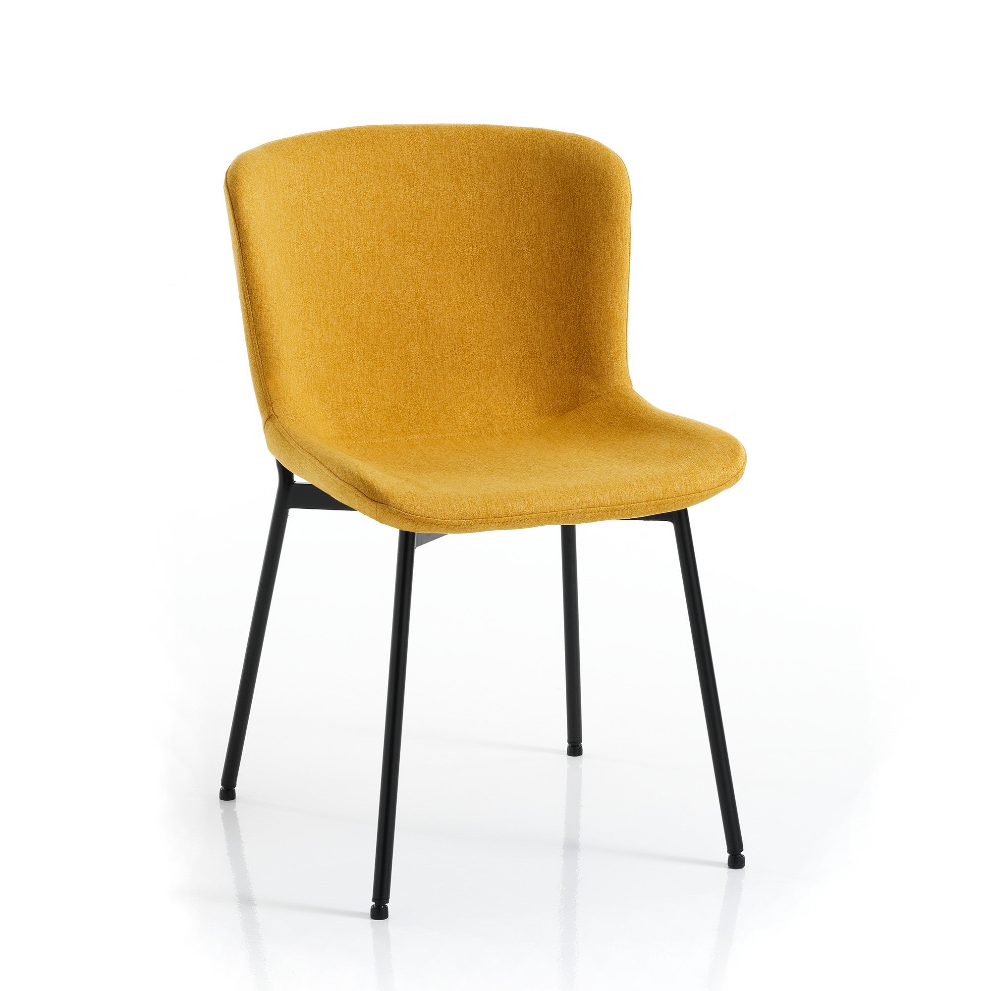 Zestaw 4 krzeseł SNUG Yellow w tkaninie w kolorze musztardowo-żółtym, czarna metalowa rama, odchylane nóżki, nowoczesny i wygodny design