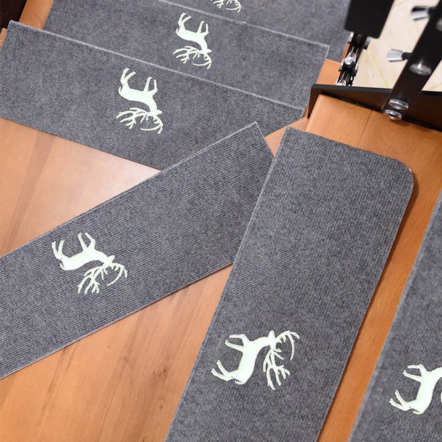 Zestaw 5 fluorescencyjnych, antypoślizgowych mat schodowych, 70 x 22 x 4,5 cm, dźwiękoszczelnych i odpornych na zarysowania, jasnoszarych.