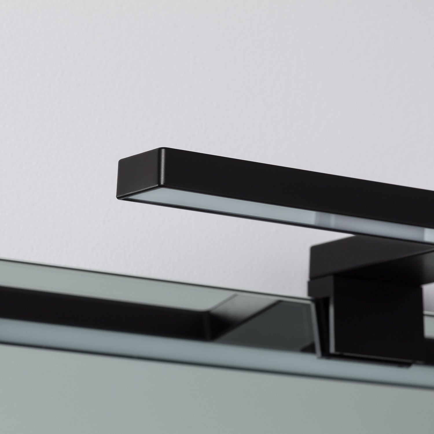 Aplique LED para Espejo de Baño Carl 5 W 6000 K Blanco Frío | Negro | Instalación sobre espejo para iluminación frontal uniforme en - 3