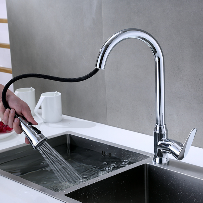 Bateria kuchenna z obrotową wylewką 360°, natryskiem sprężynowym z wężykami, mieszaczem do zlewu z zimną i ciepłą wodą (srebrna)