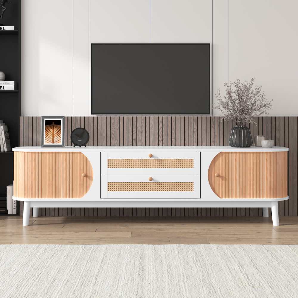 Solidny drewniany stolik RTV z drzwiami i szufladami z rattanu, praktyczny schowek i elegancki, naturalny design do salonu