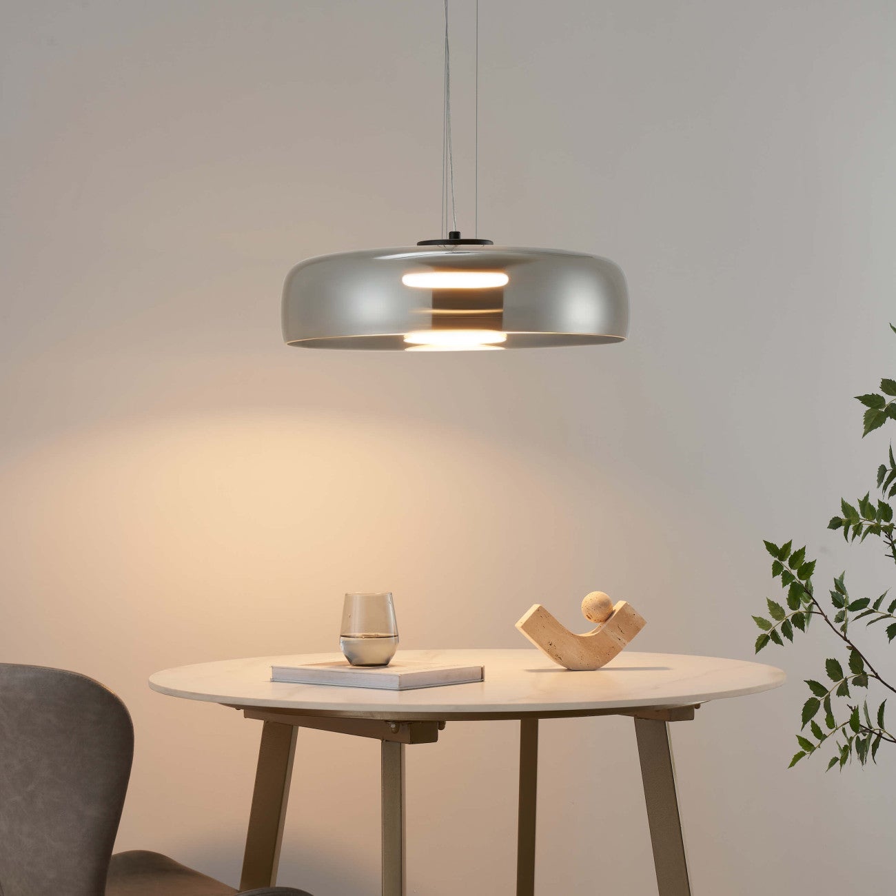 Lámpara De Pared Con Pantalla De Vidrio Ahumado Y Metal Negro – Estilo Moderno Para Pasillos