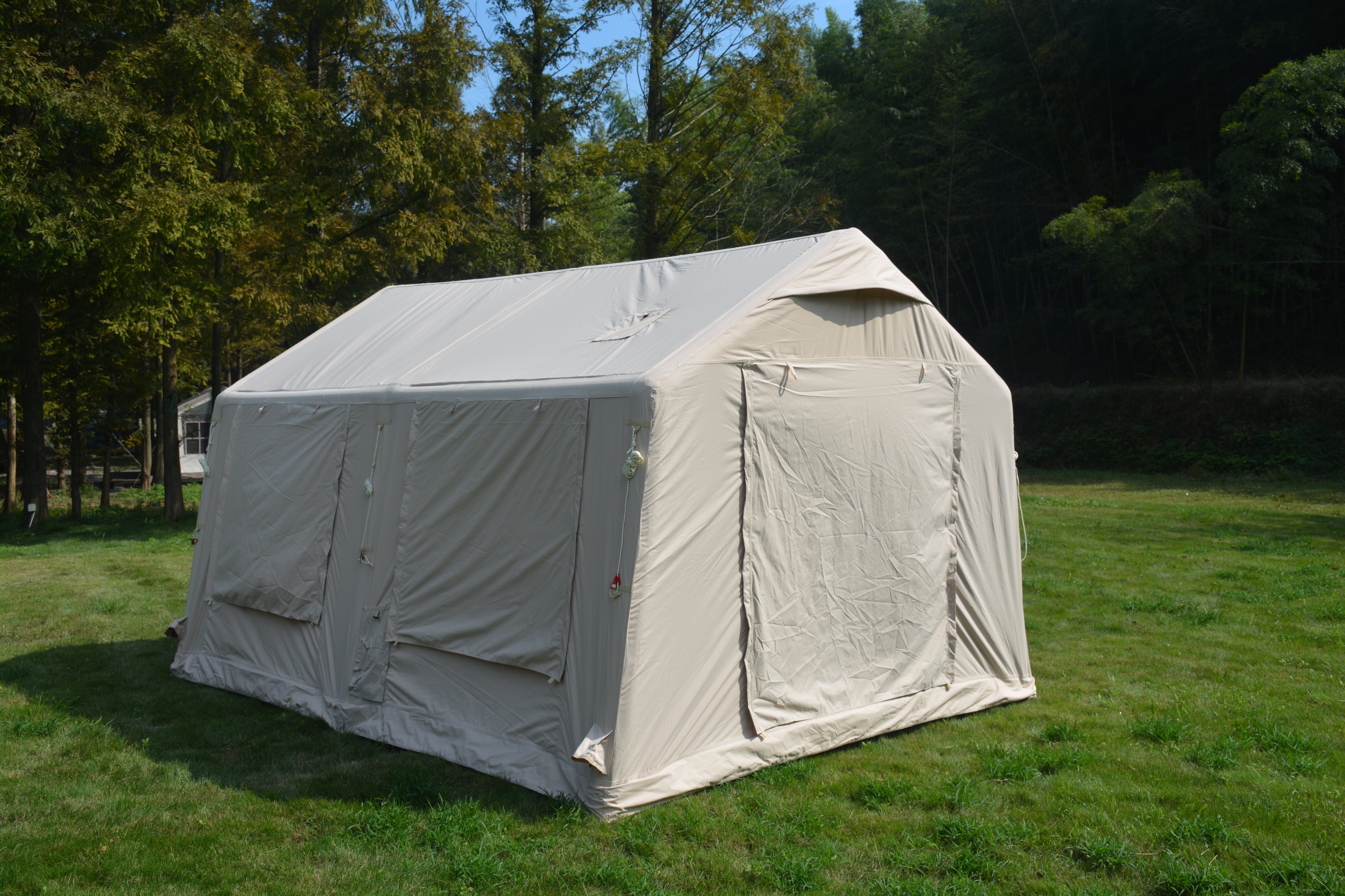 Grande maison gonflable sous tente - 9