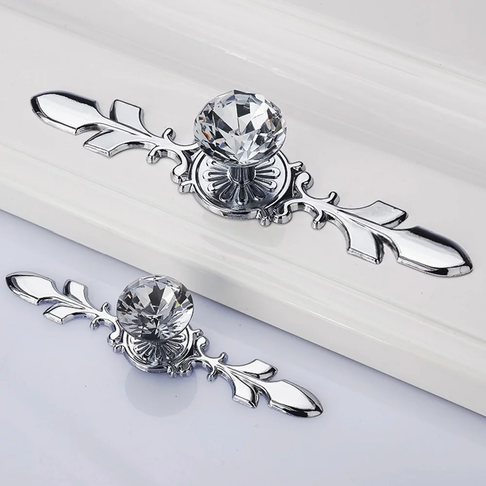 Sześć uchwytów z kryształu diamentowego o długości 170 mm, odpowiednich do drzwi, szuflad i mebli.