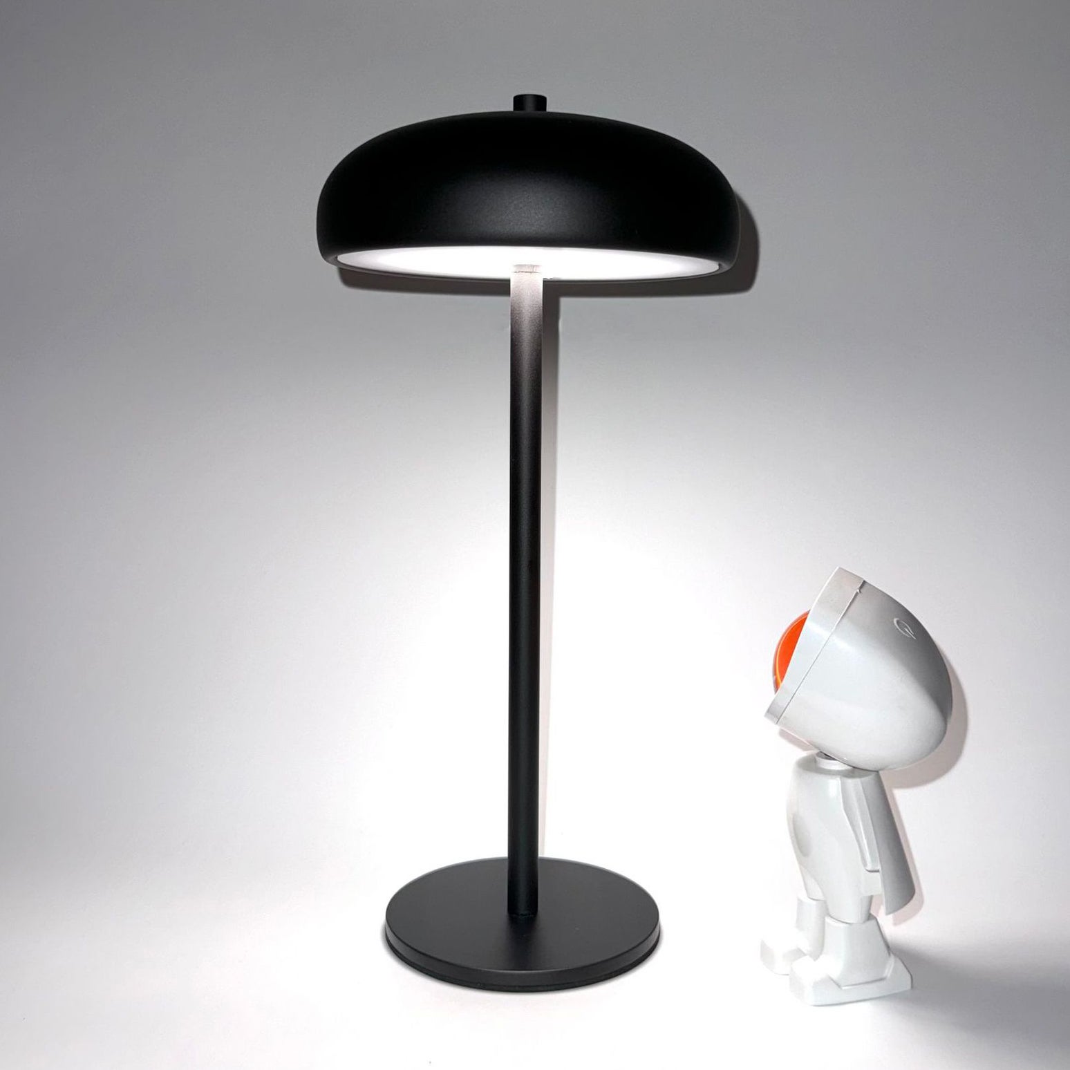 Bezprzewodowa lampa stołowa LED, nowoczesna przenośna lampa biurkowa, ściemnialna lampka nocna z możliwością ładowania w 3 kolorach (czarna)