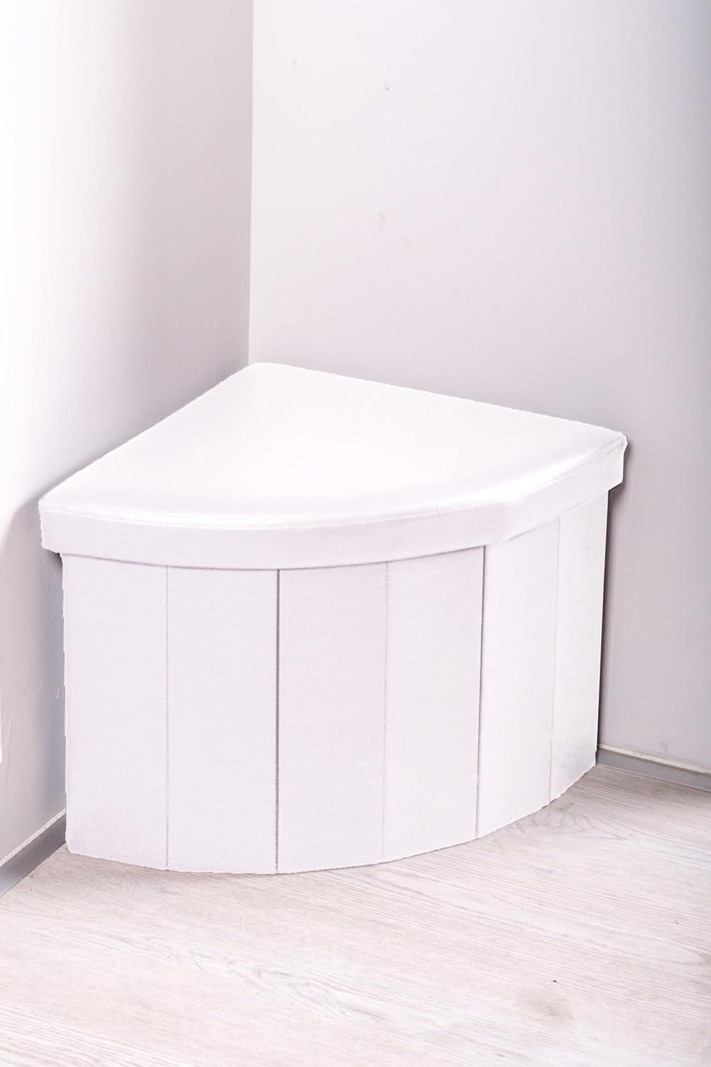 Pouf Contenitore Angolare In Ecopelle – Triangolo 37x37x33 Cm, Imbottito, Multiuso Per Giochi, Libri, Scarpe – Bianco, Pieghevole, Facile Da Montare