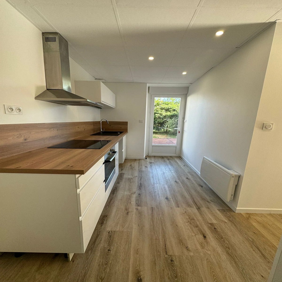 Sol PVC - Lames PVC clipsable avec sous couche intégrée- GARANTIE 20 ans- Epaisseur 5,5 mm - Imitation chêne clair - Dimensions L 122 cm x l 23 cm - 11