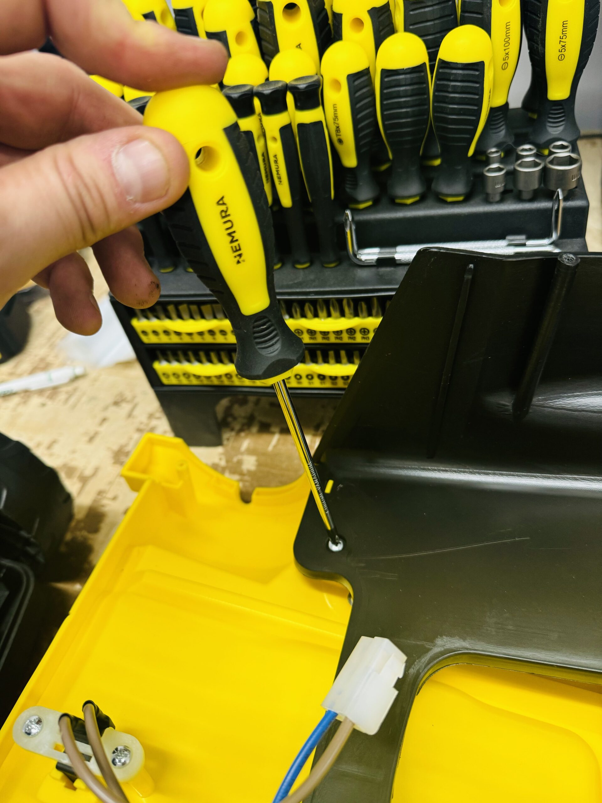 Set di cacciaviti e punte Nemura - 23 cacciaviti, 8 di precisione, 1 impugnatura, 6 bussole e 60 punte - Cromo vanadio - Qualità professionale - 2