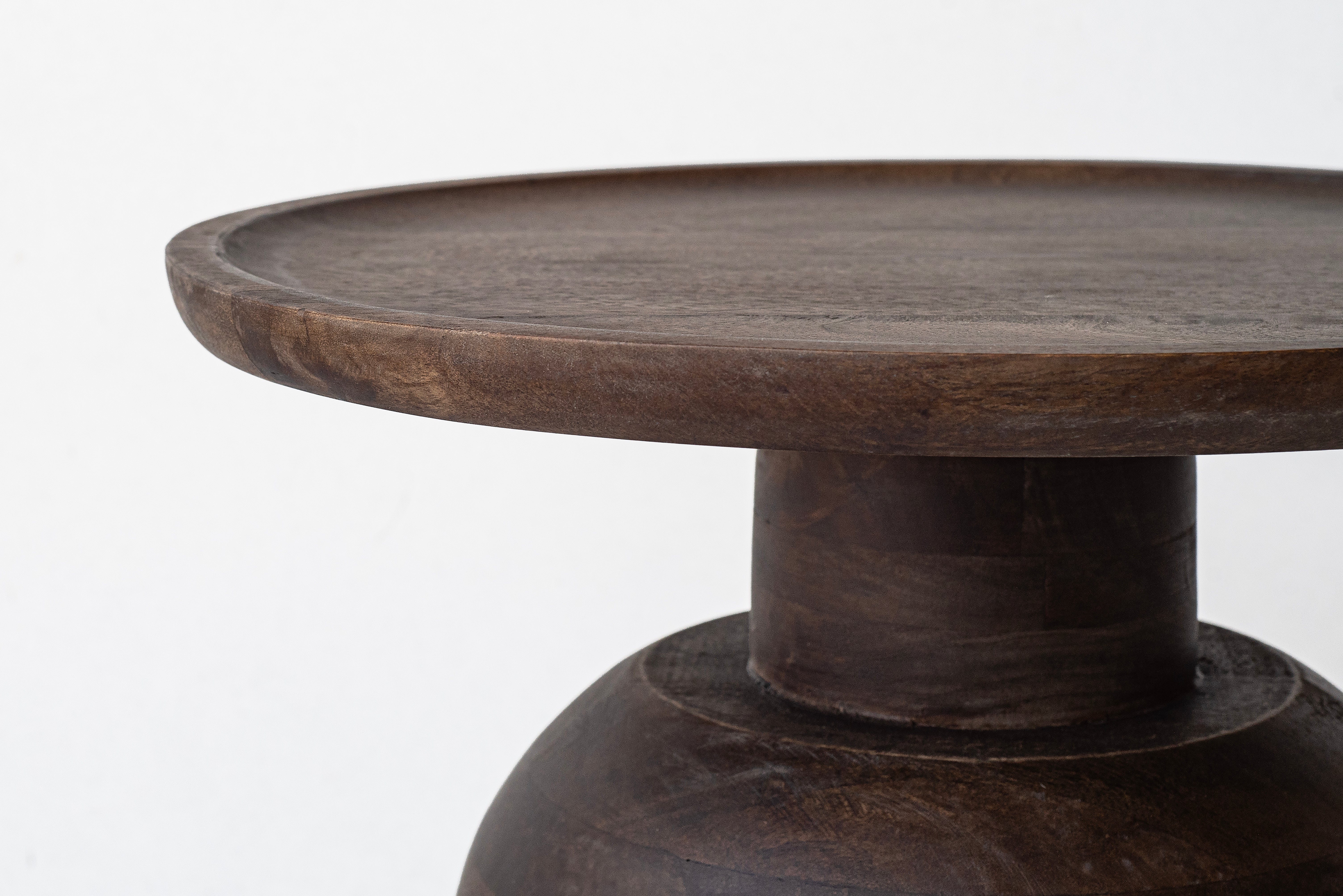 STOLIK POMOCNICZY Z DREWNA W CIEMNYM KOLORZE, 45x45x50 CM