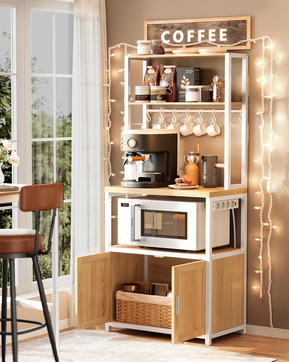 Mueble auxiliar de cocina con enchufes, estantería para microondas con ganchos, estilo industrial, color roble y blanco - 2