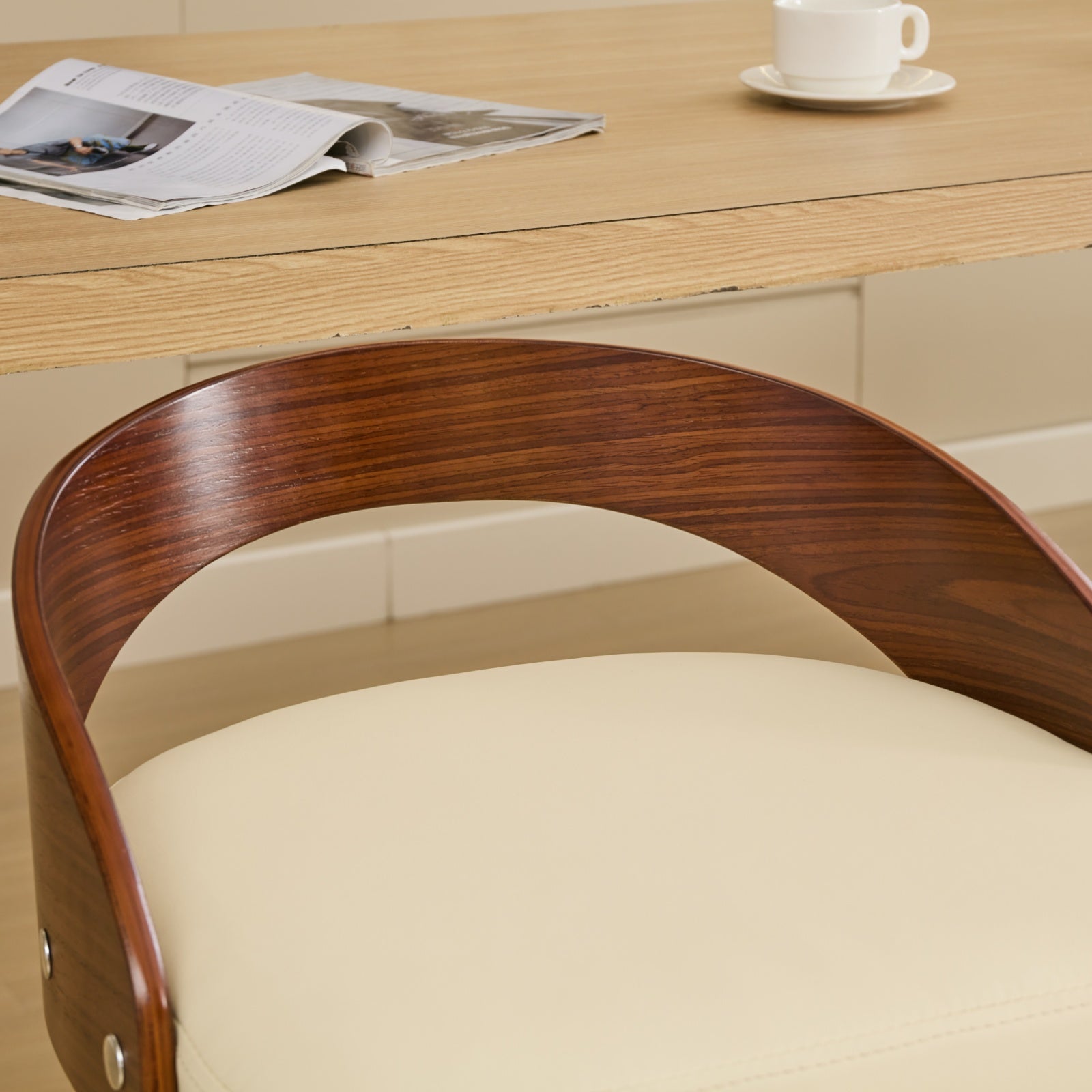 Lot de 2 chaise de bar Pivotants Hauteur Standard 63 cm, Dossier Bas en Bois Teinté Noyer, Tabouret de bar avec Assise en Noir Simili-Cuir Confortable - 4
