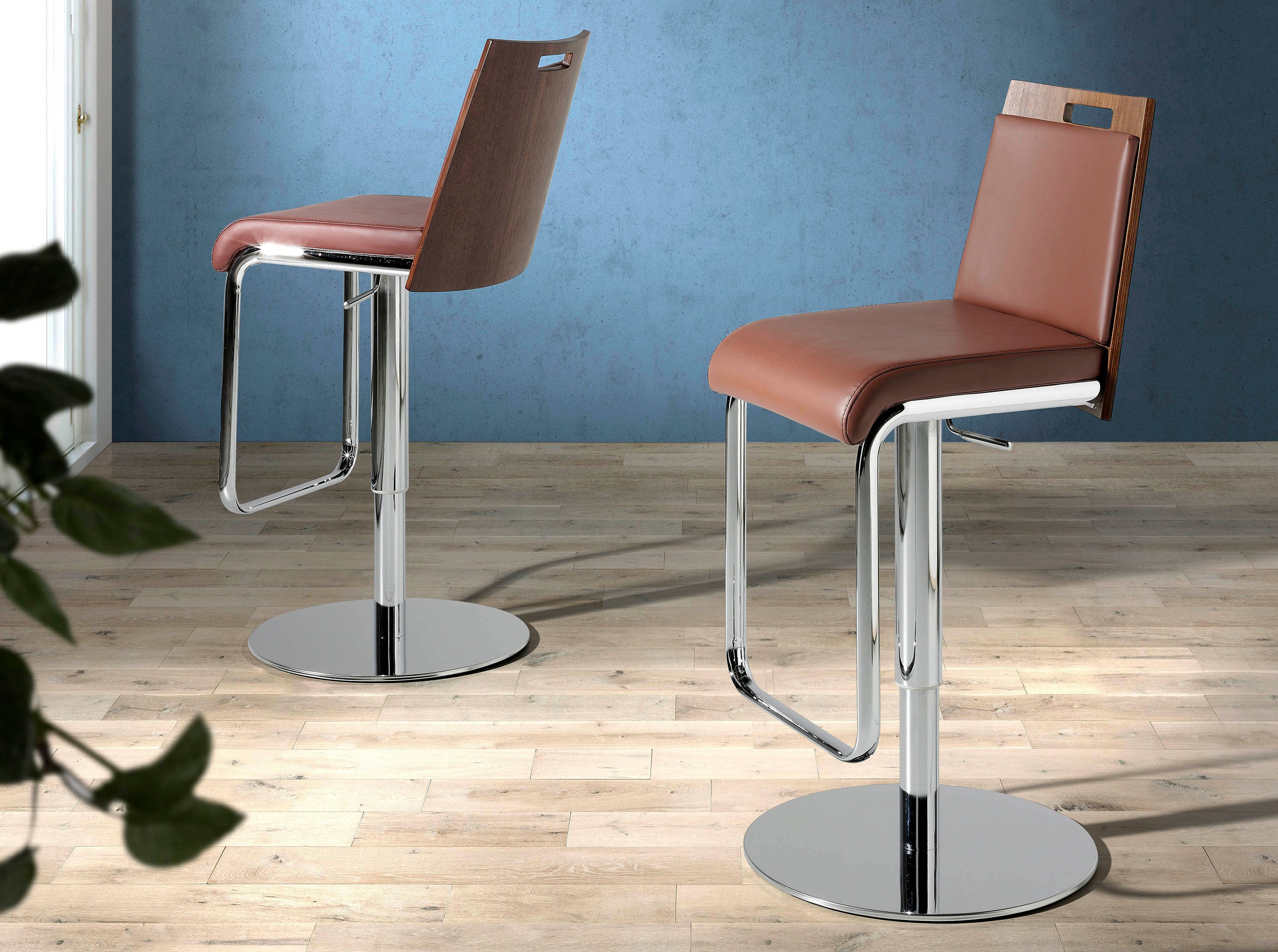 ANGEL CERDA Tabouret pivotant en similicuir marron et noyer - 3