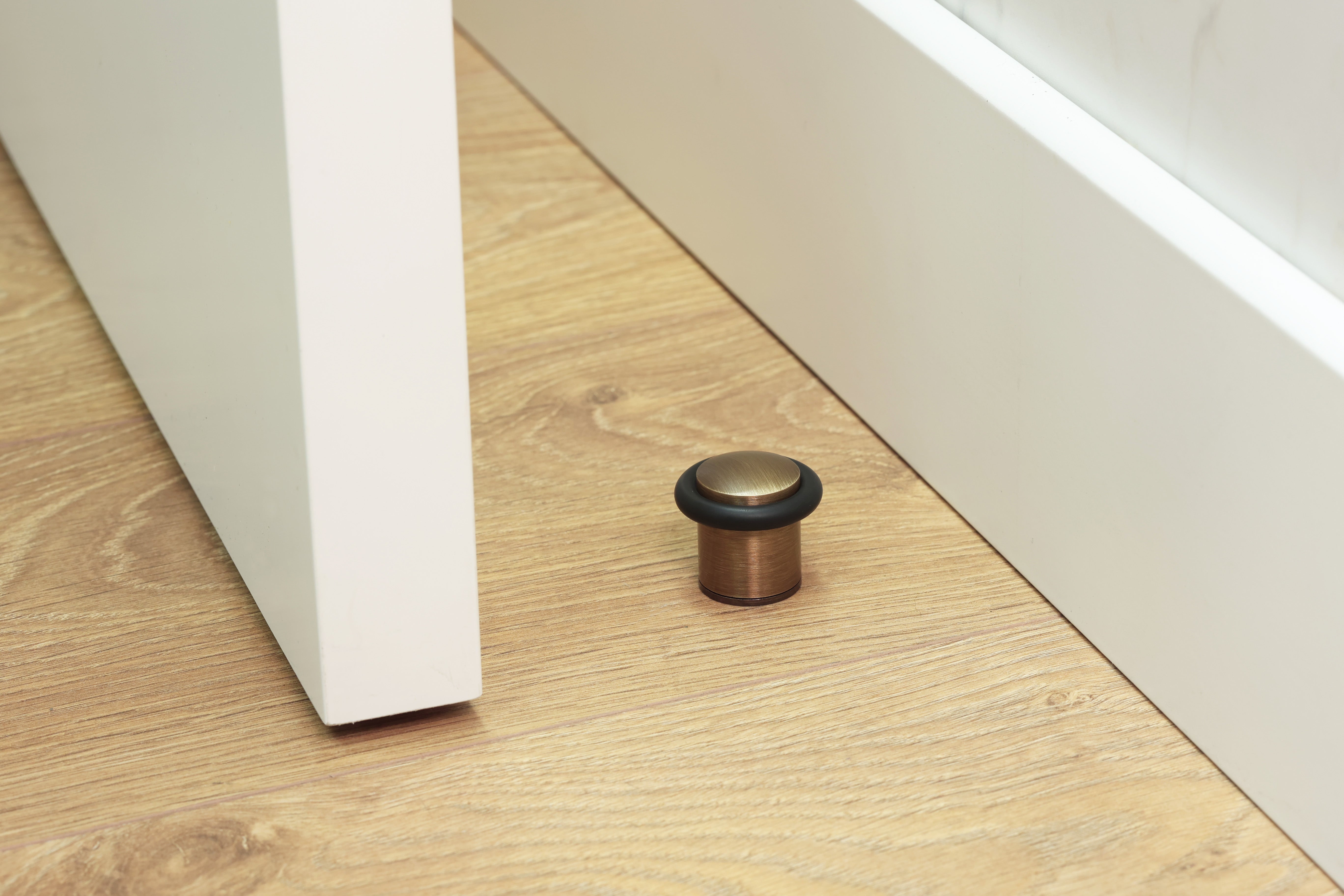 Butée de porte 24 x 30 mm pour sol, protection en caoutchouc cuir laiton, installation avec vis, EVI Herrajes - 2