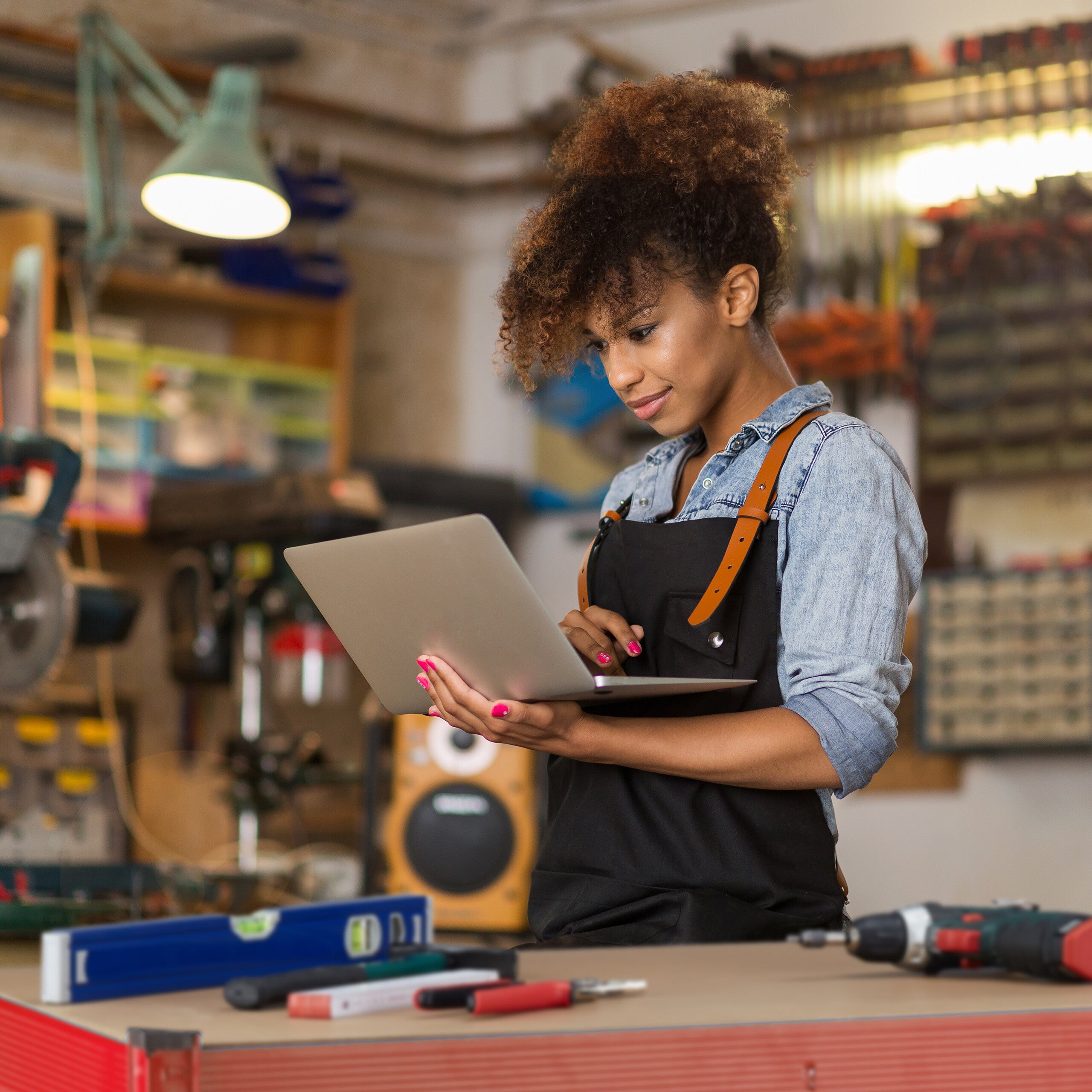 Banc de travail, 600 kg, HxLxP : 91 x 141 x 61 cm, 2 niveaux réglables, table, acier & MDF, établi, rouge, Relaxdays - 3