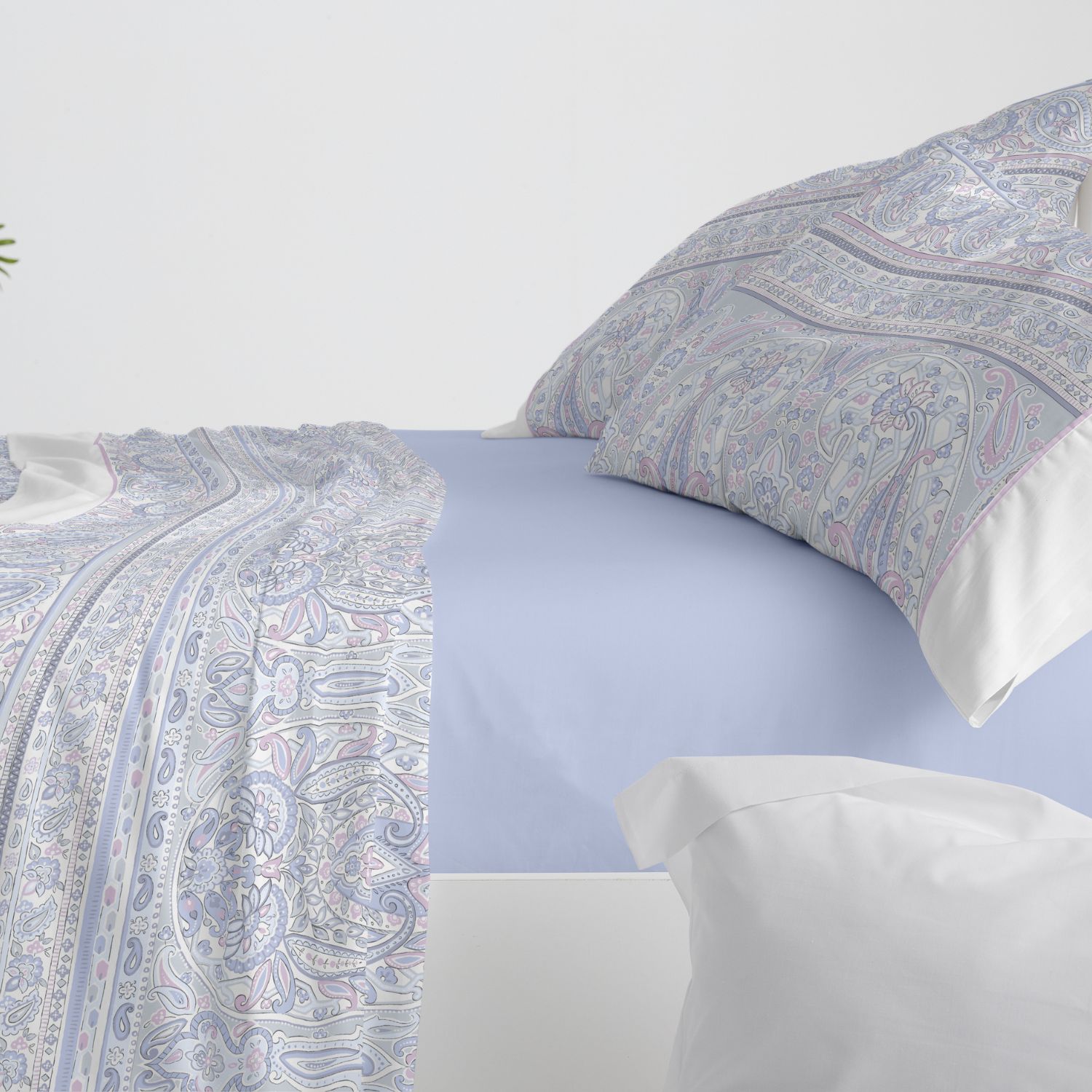 Juego sábanas diseño 529. burrito blanco. incluye sábana encimera, bajera y 1/2 fundas de almohadas. diseño ornamental estilo paisley.disponible en