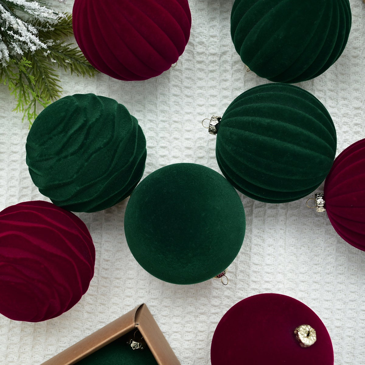 12 peças de decorações de bola de Natal retro requintadas, bolas de Natal de veludo, 8 cm, cor de vinho - 6