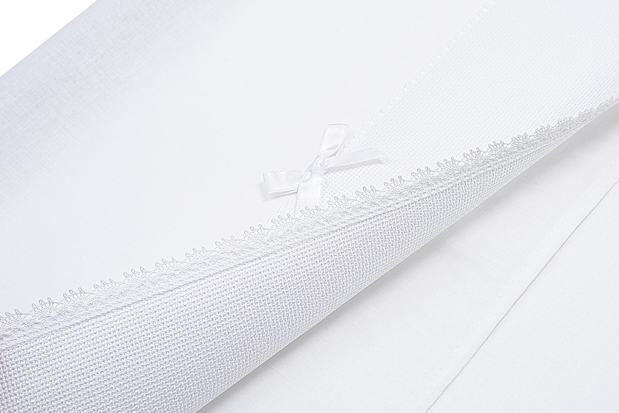 Filet - Set Lenzuolino per Carrozzina 3 Pezzi in Tinta Unita Bianca, 1 Lenzuolo sotto con Angoli, 1 Lenzuolo Sopra con Fascia in Tela Aida da Ricamare - 4