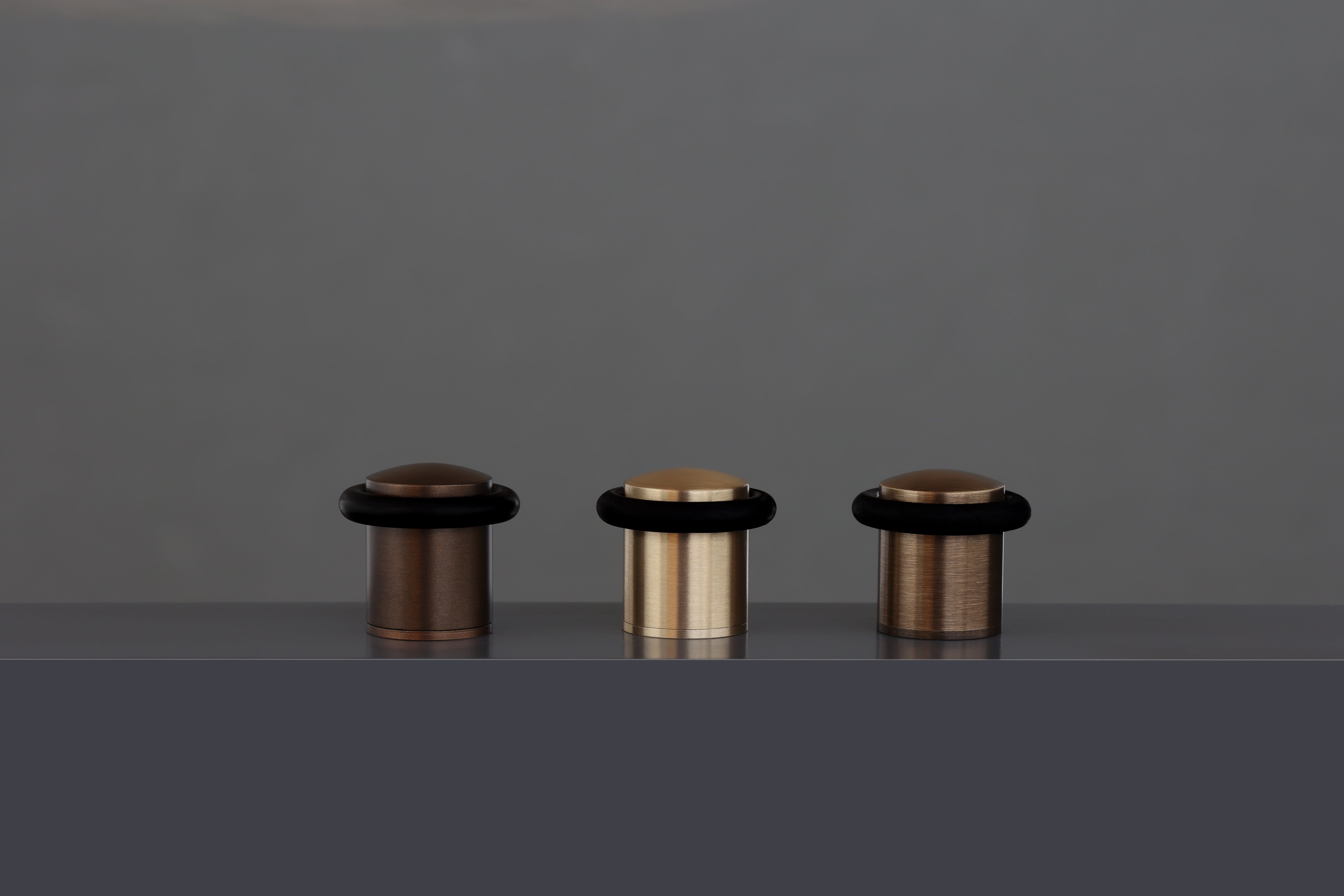 Butée de porte 24 x 30 mm pour sol, laiton avec caoutchouc de protection noir, installation avec vis, EVI Herrajes - 7