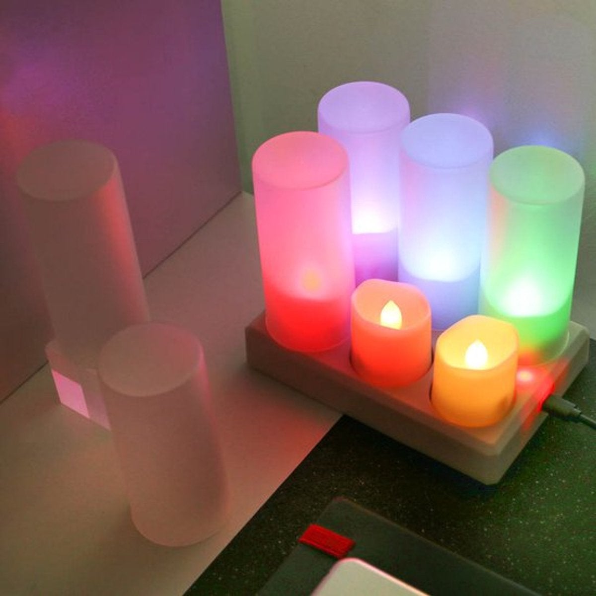 Lumânări LED reîncărcabile cu flacără pâlpâitoare, RGB, culori multiple, 6 bucăți, cu telecomandă, cu stație de încărcare, Lumânare tip pastilă