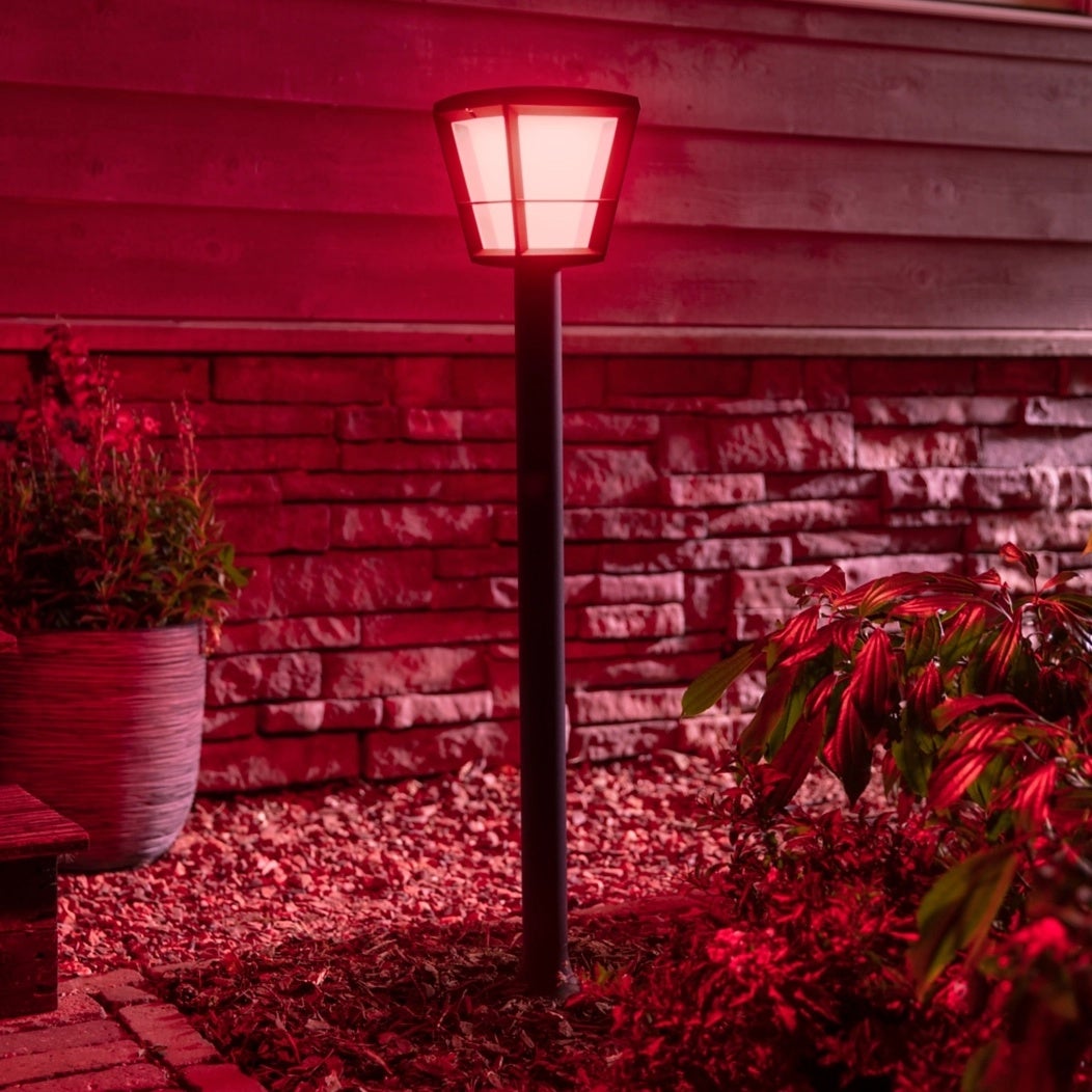 La lampada da esterno Philips Hue White & Color Ambiance ECONIC, di colore nero, è compatibile con Alexa, Google Assistant e Apple HomeKit. - 8