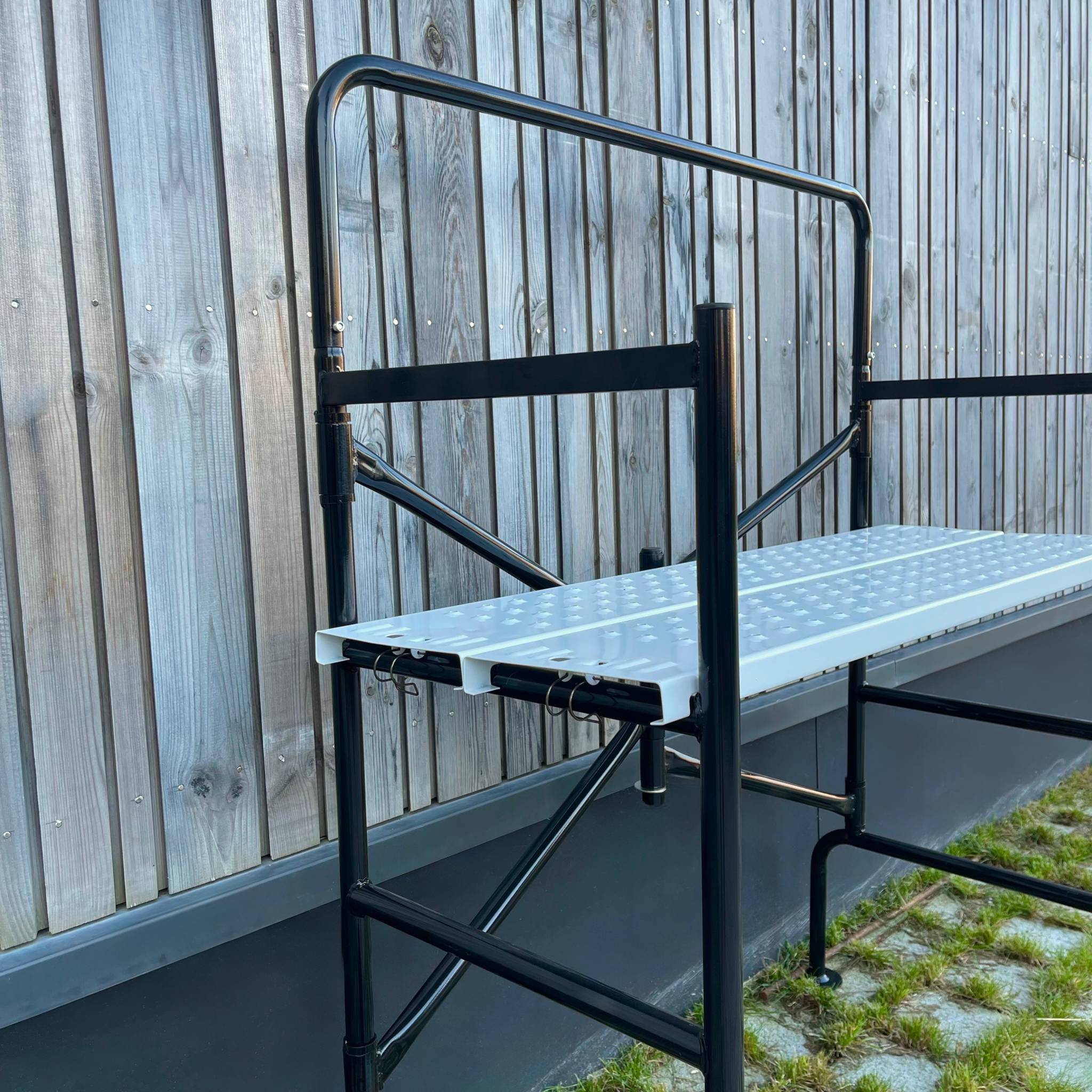 Echafaudage roulant et pliant sur deux niveaux - mobile. 2 roues. L140x l78 x H135cm ouvert. poids supporté 150 kgs - 8