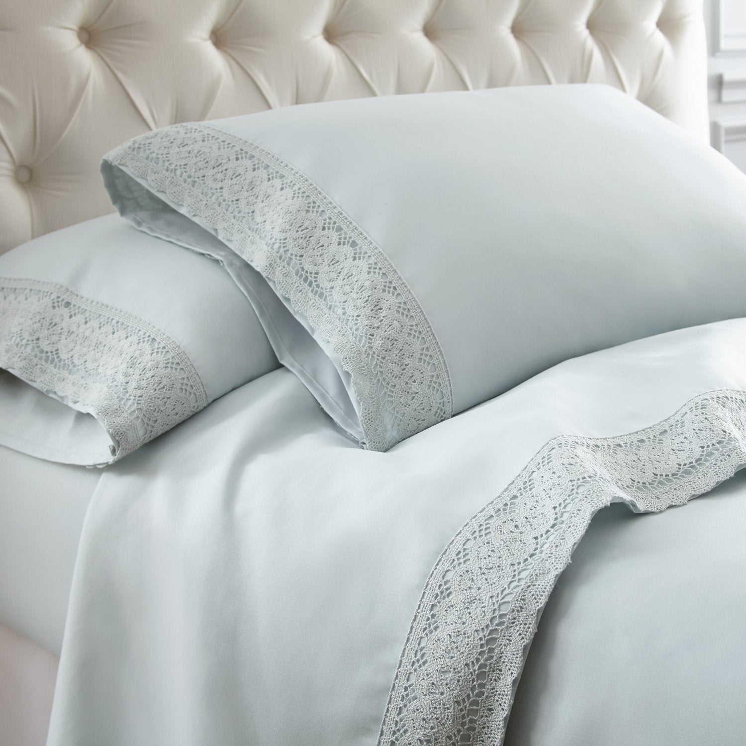 Modern Threads Includes Flat, Fitted Sheet with Deep Pockets, & Pillowcases Set di 4 Pezzi di Lenzuola in Microfibra con Pizzo all'Uncinetto, Nebbia M - 2