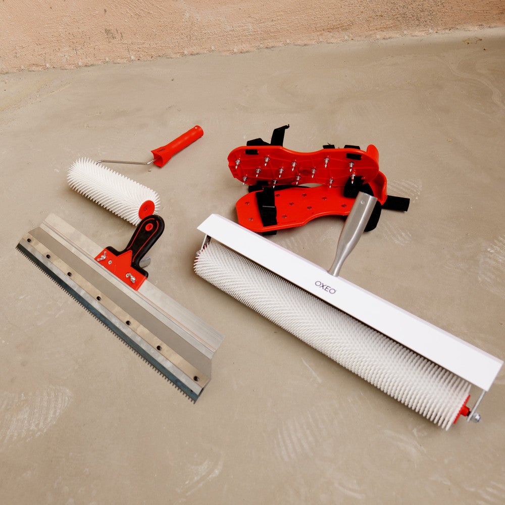 Kit outils ragréage - Rouleaux débulleurs 25-50cm - Râteau autonivelant 56cm - Chaussures pointes acier - Ciment auto-nivelant - 2