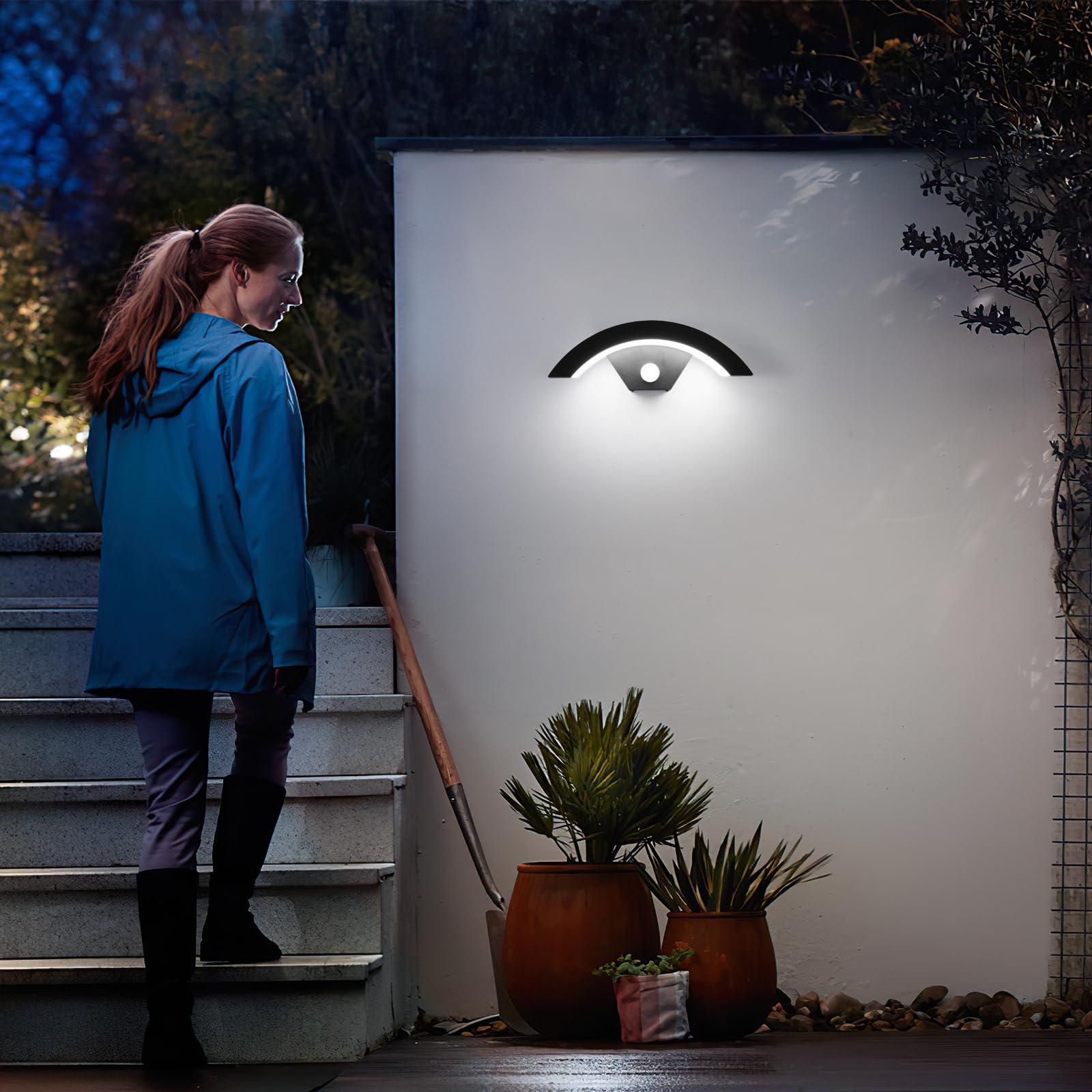 Applique murale LED avec détecteur de mouvement, applique murale intérieure/ extérieure 12W, faisceau lumineux réglable haut et bas, blanc chaud, IP65 | Leroy Merlin