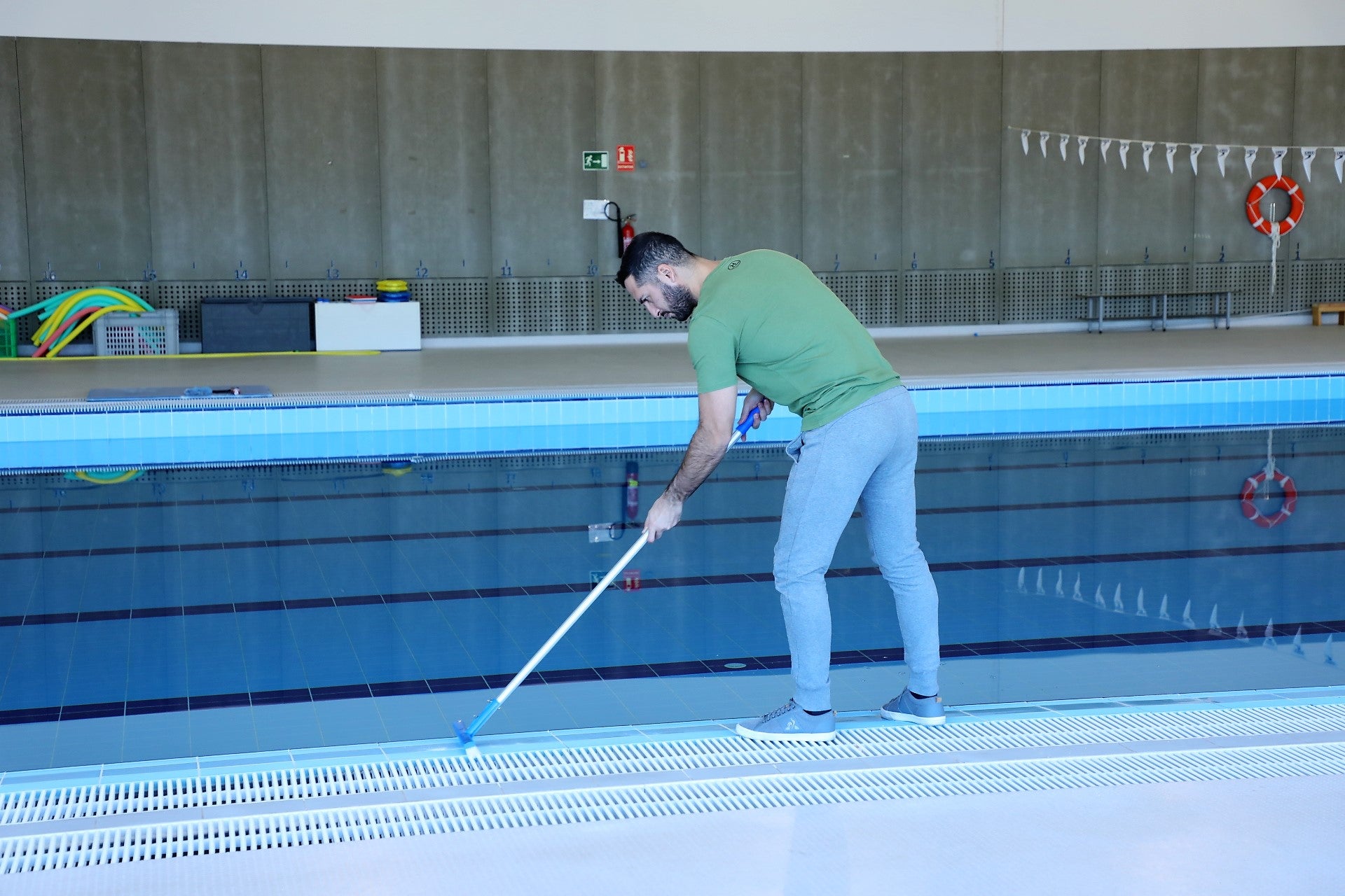 SIQUA Cepillo con pértiga Fija para Piscina, indicado para la Limpieza de Paredes, Azulejos y Suelos. Pertiga Aluminio 1,3M. - 2