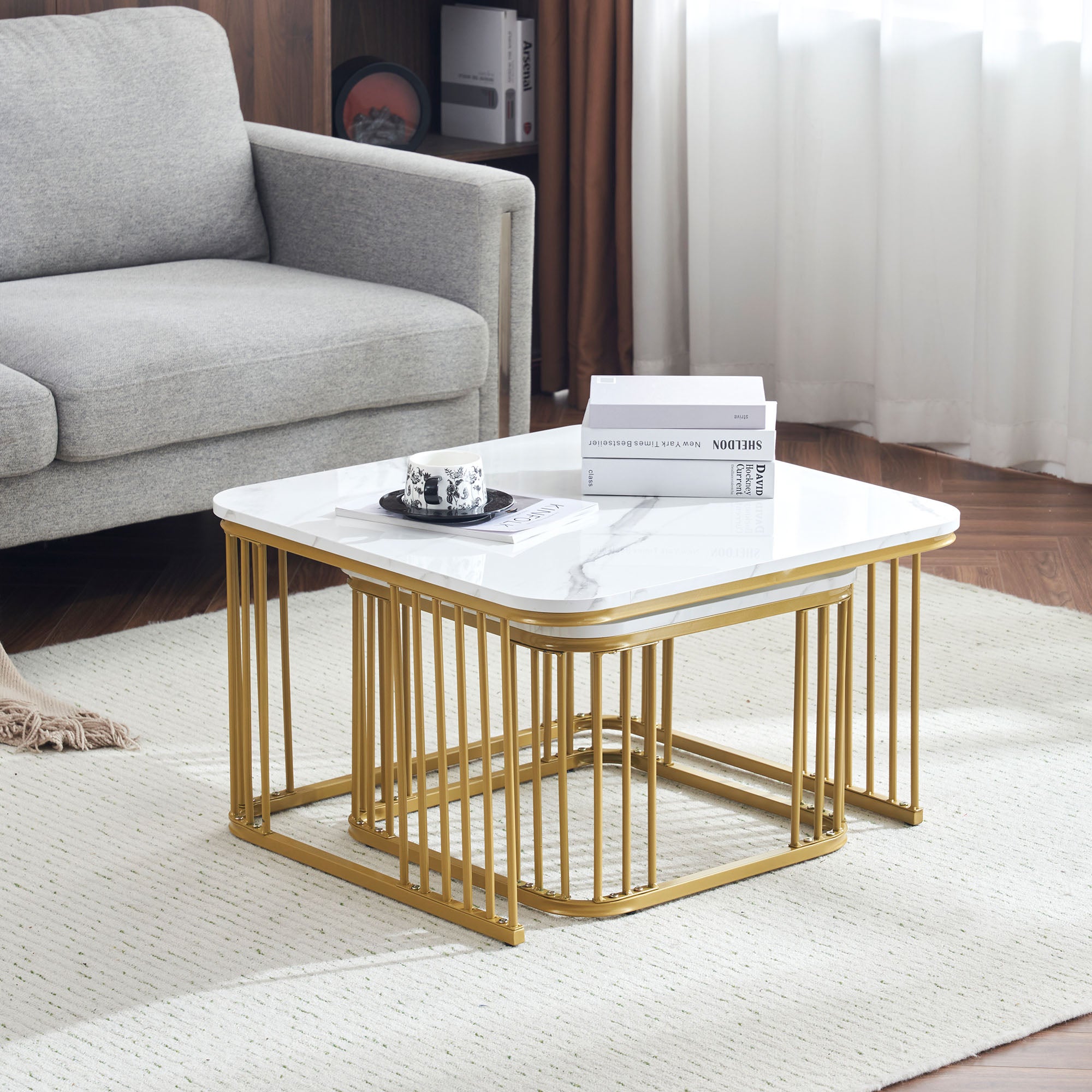 Set di tavolini quadrati con finitura in marmo ad alta